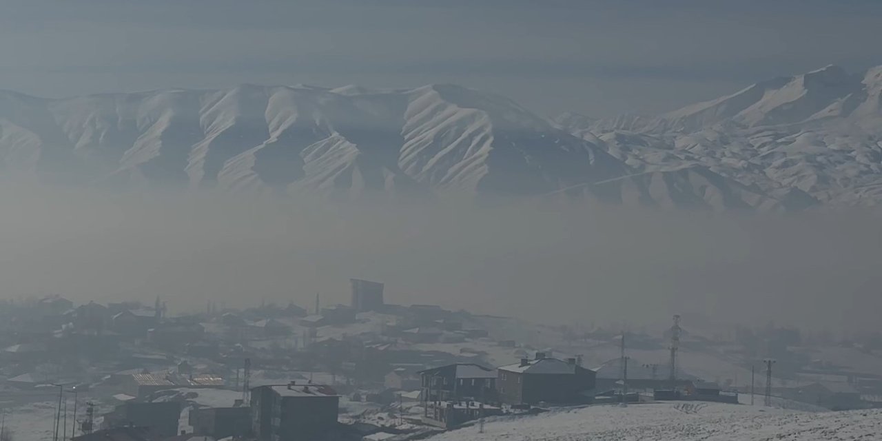 Yüksekova sis altında kaldı