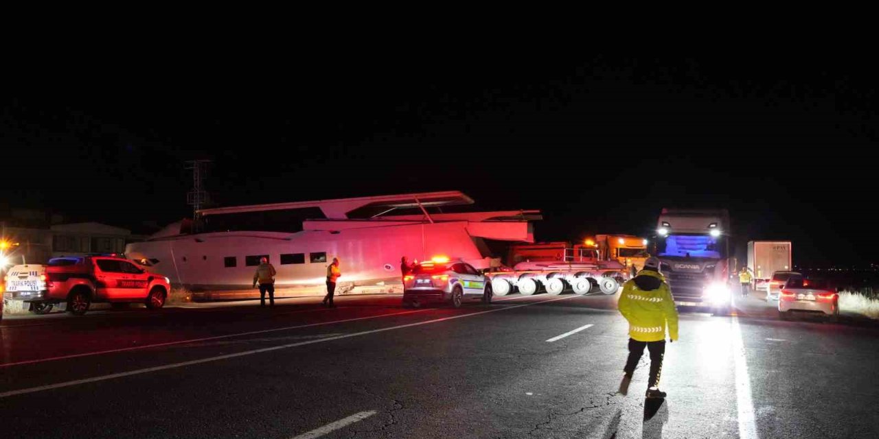 Erzurum’da yat yüklü tır karayolunu kapattı: Karşılarında yatı görenler şaşırdı
