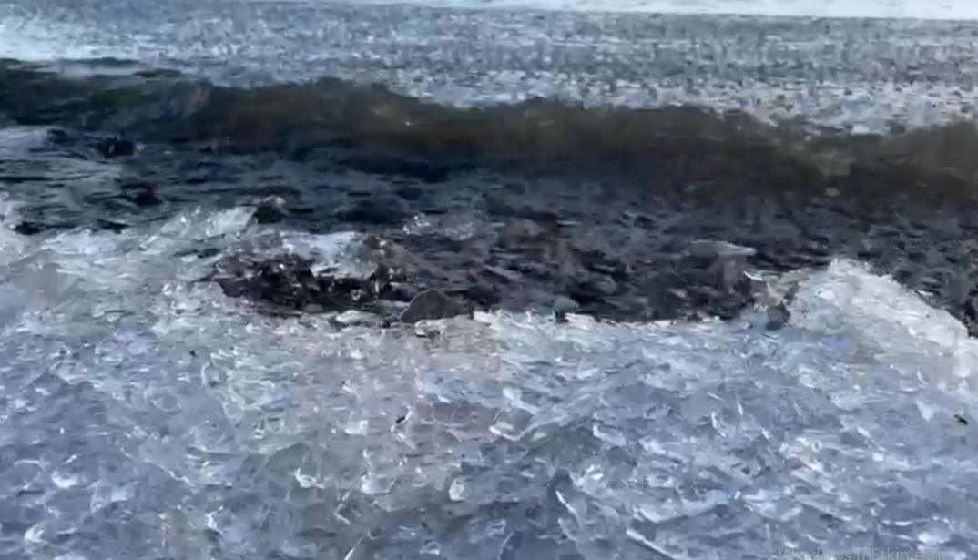 Çıldır Gölü’nde buz kütleleri sahile vurdu