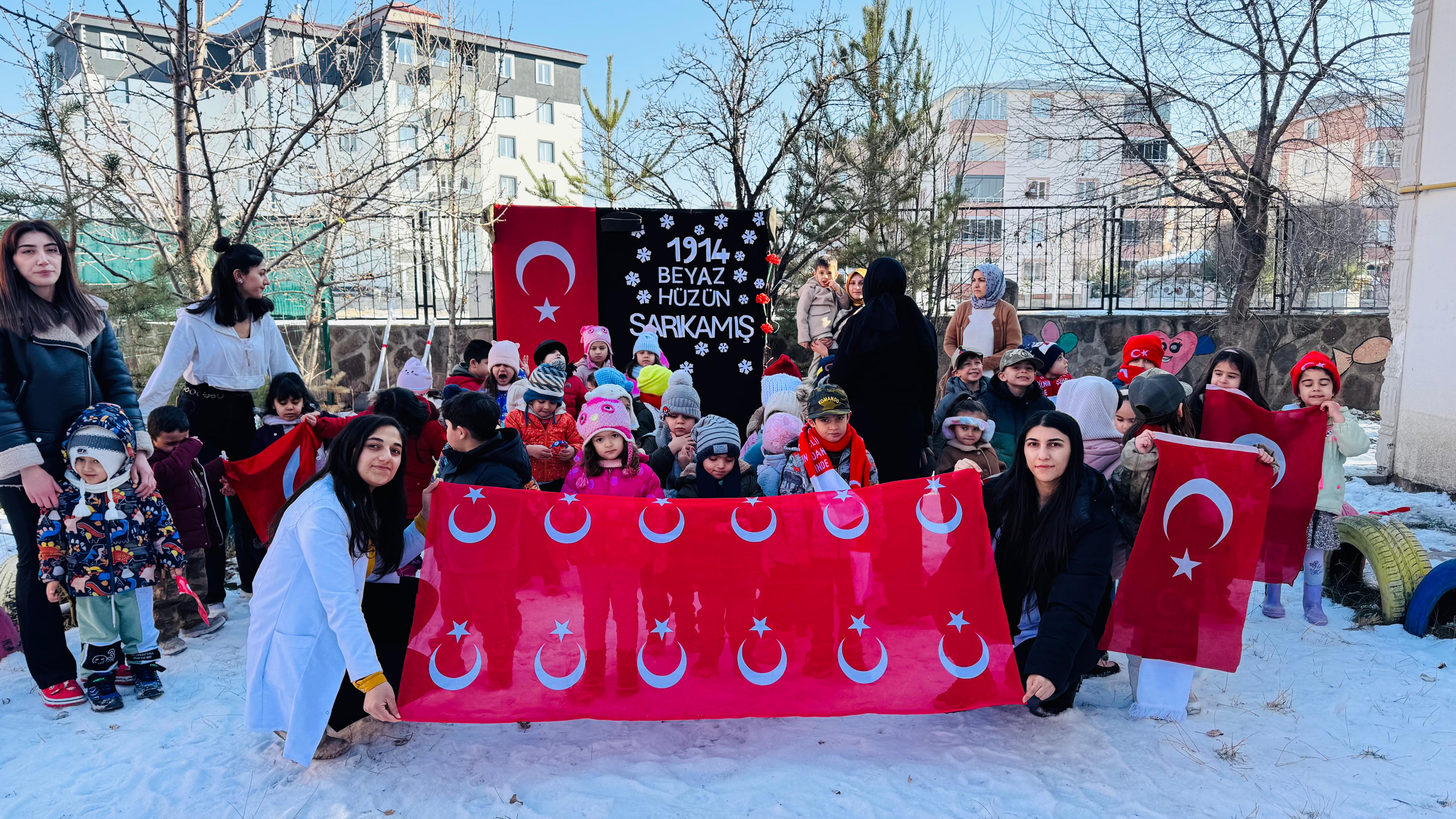 Kars’ta minik öğrenciler Sarıkamış Şehitlerini andı