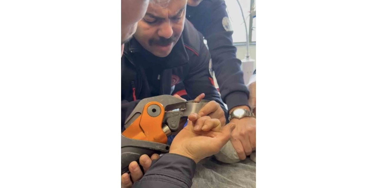 Parmağı çelik küllüğe sıkışan bebeğin imdadına itfaiye yetişti