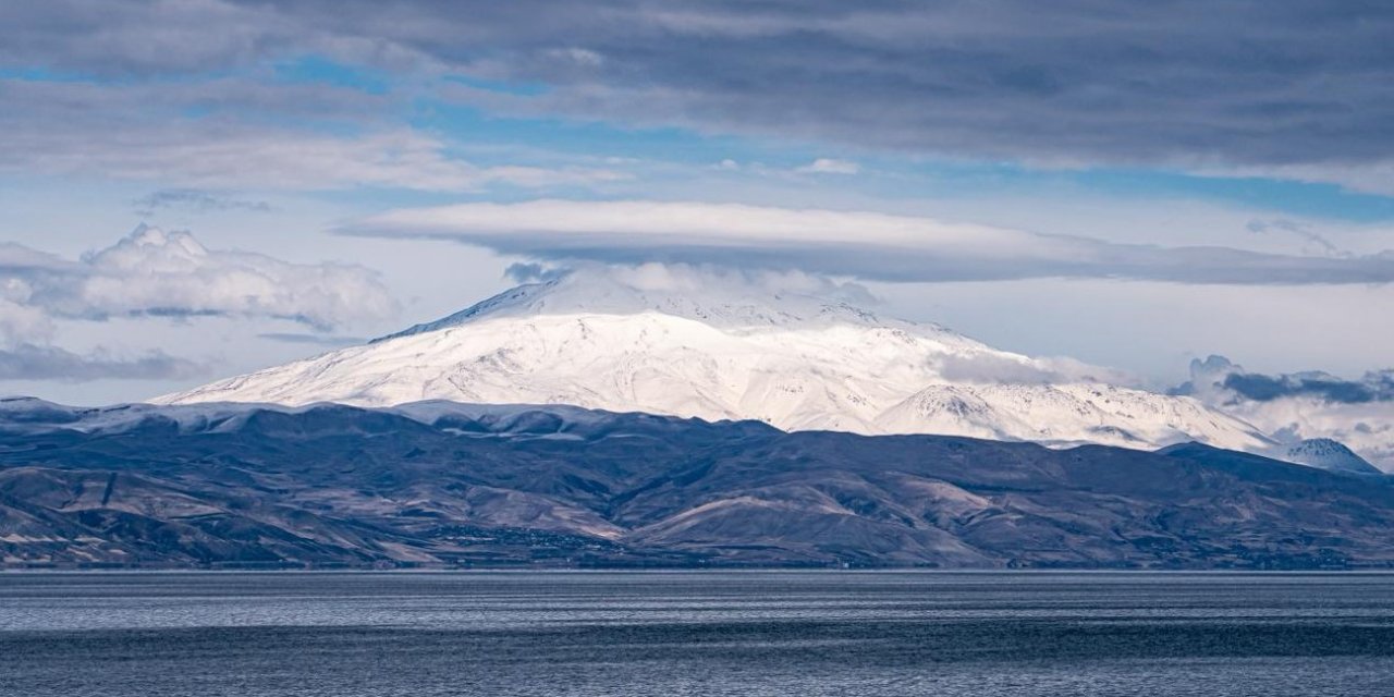 Süphan Dağı’nın zirvesinde mercek bulutu oluştu