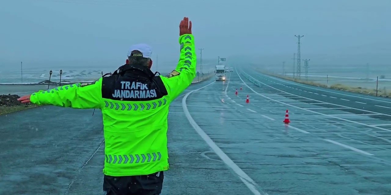 Jandarma trafik ekiplerinden kış lastiği denetimi