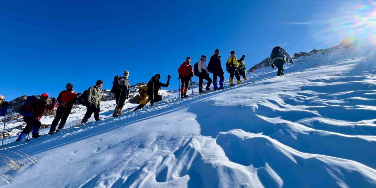 Erek Dağı’na zirve tırmanışı