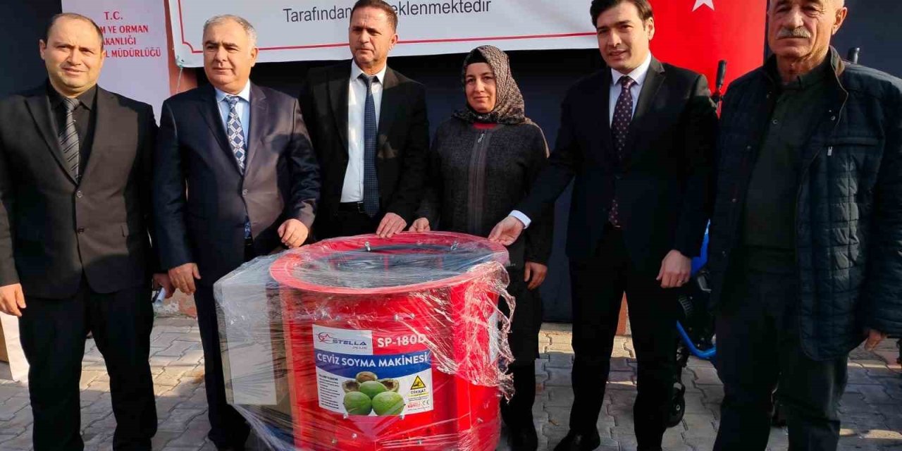 Keban’da çiftçilere makine dağıtıldı