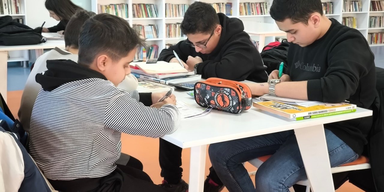 Çilesiz Kütüphanesi gençlerin buluşma noktası oldu