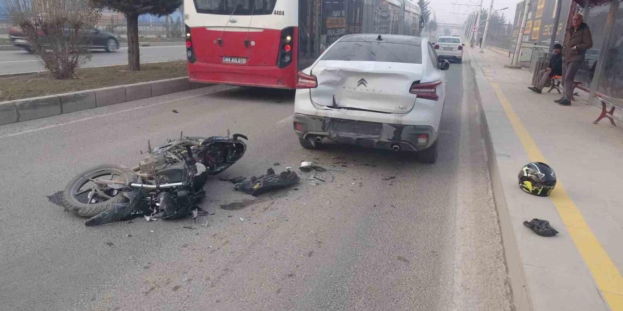 Malatya’da otomobille çarpışan motosikletli yaralandı