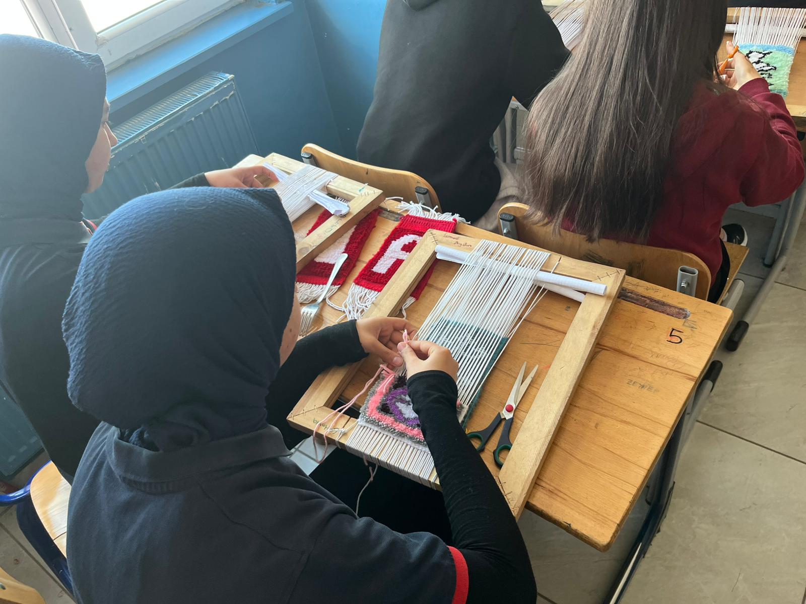 Kars’ta Liseliler Unutulan Halı Dokuma Sanatını İlmek İlmek Geleceğe Taşıyor