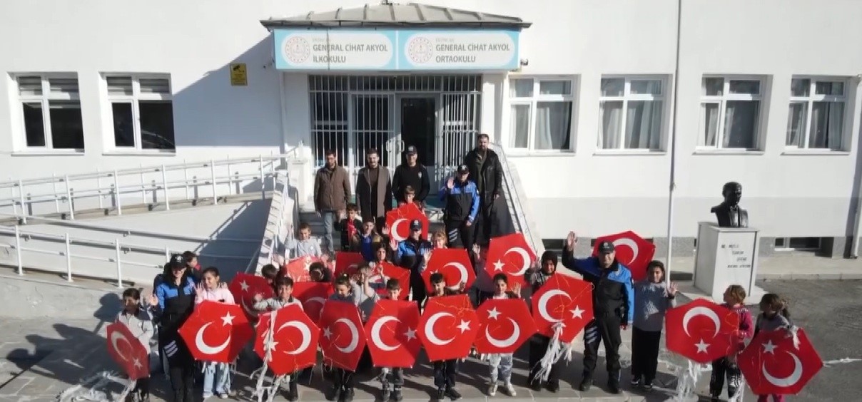 Erzincan’da gökyüzünü polisler ve çocuklar birlikte renklendirdi