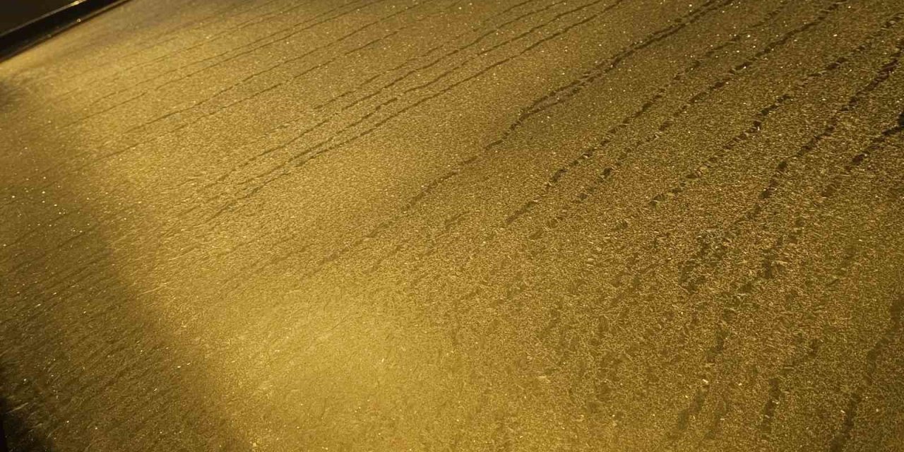 Elazığ’da araçların camları buz tuttu