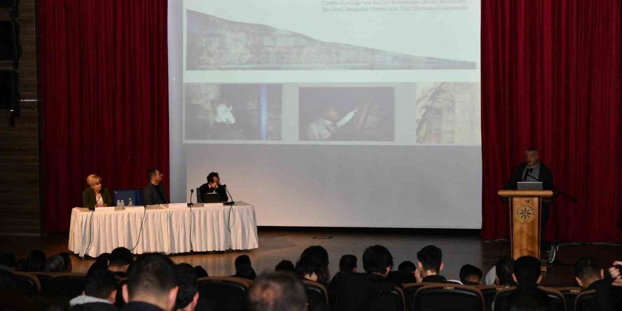 Ardahan’da, ‘Doğu Anadolu’da arkeolojik kazılar, kronolojik süreçler ve kültür politikaları’ paneli