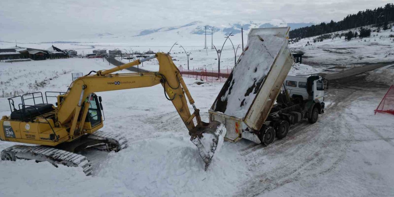 Sarıkamış’ta asker heykellerin yapımı için kar taşınıyor