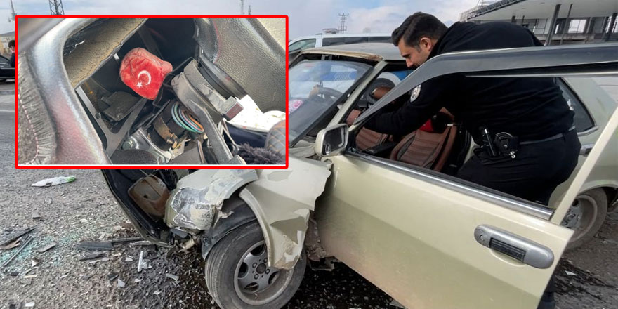 Kazada yere düşen Türk bayrağını gören polis, araca koydu