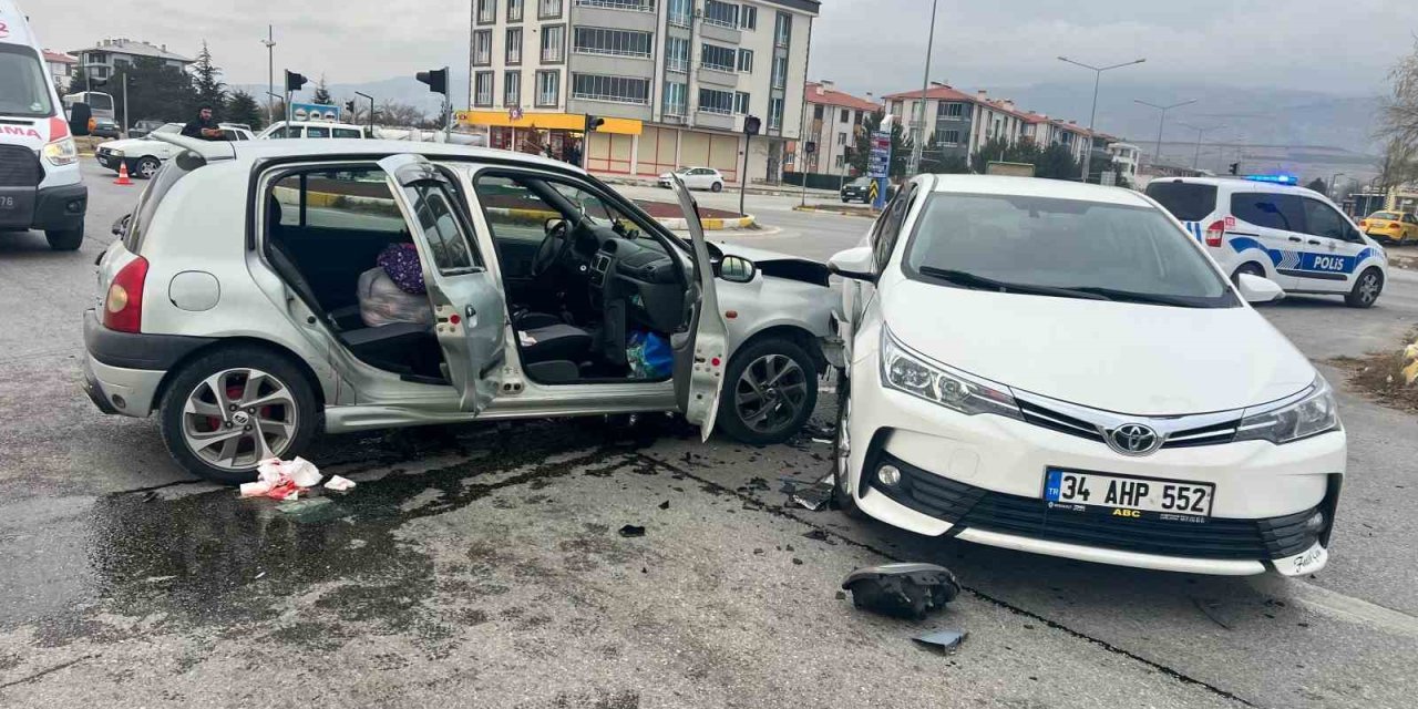 Erzincan’da iki otomobil çarpıştı: 2 yaralı