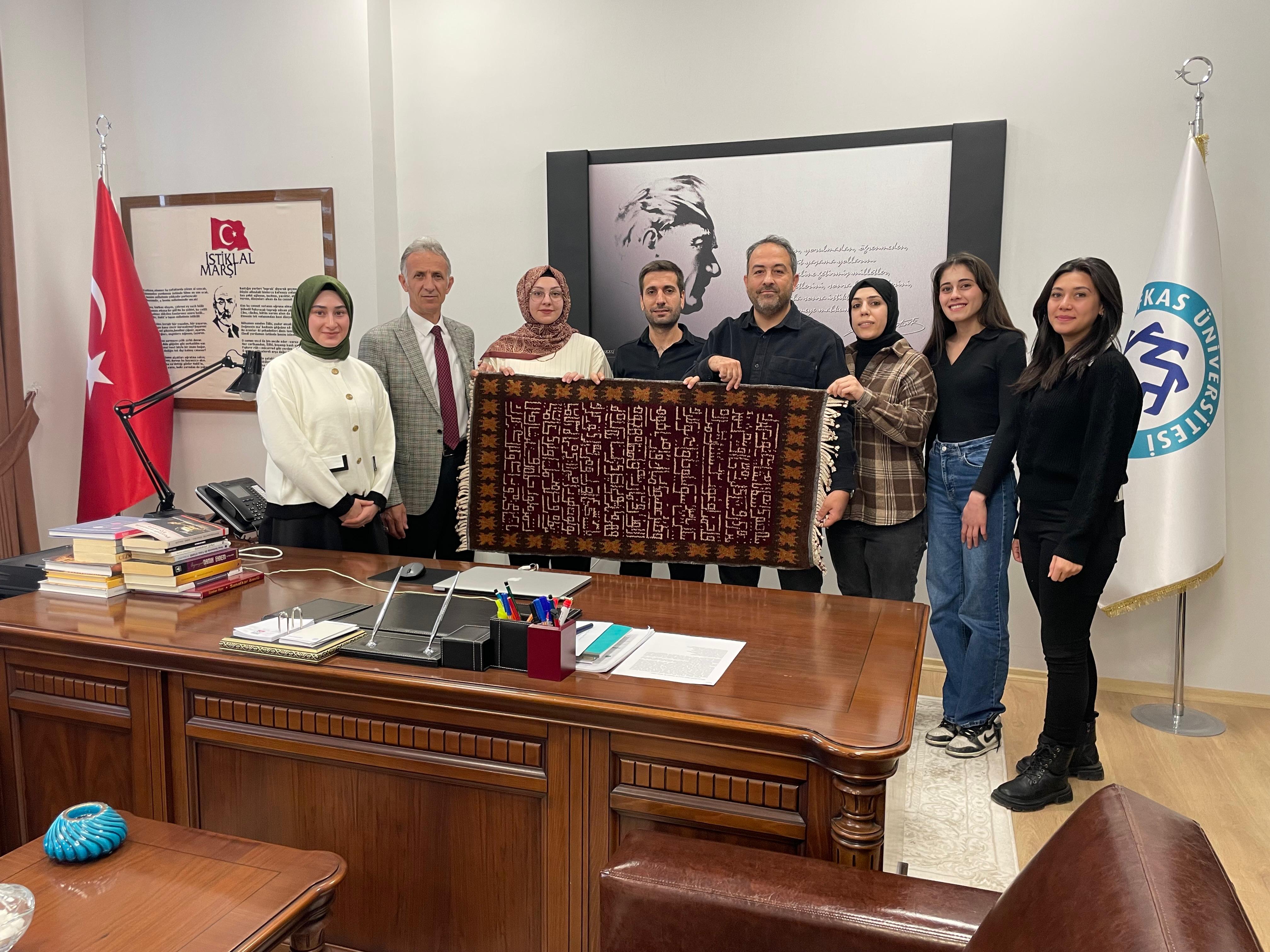 Üniversite öğrencileri Bardız Kilimi’ni yeniden dokuyarak tarihi gün yüzüne çıkardı