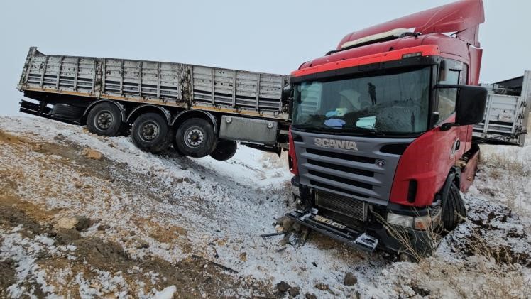 Adilcevaz’da briket yüklü tır devrildi: 1 yaralı