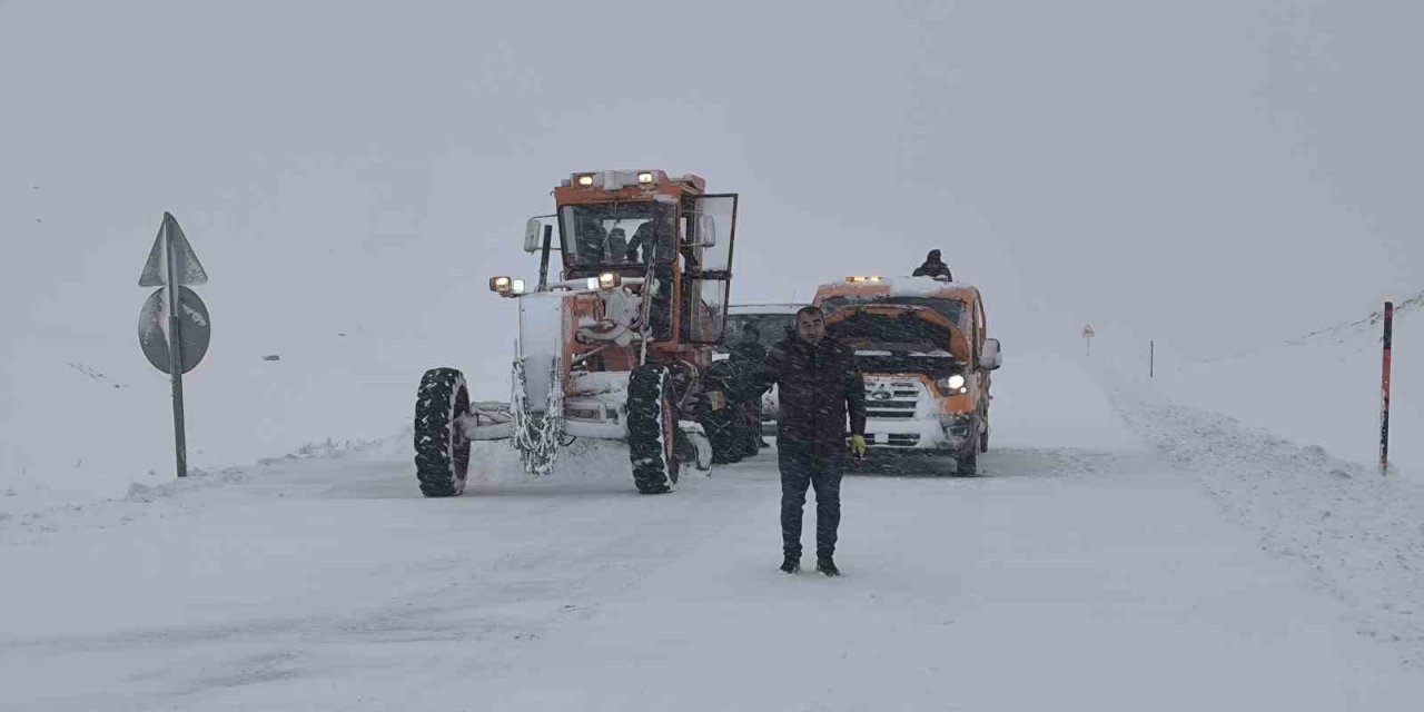 Muş-Kulp karayolu tır ve çekici trafiğine kapatıldı