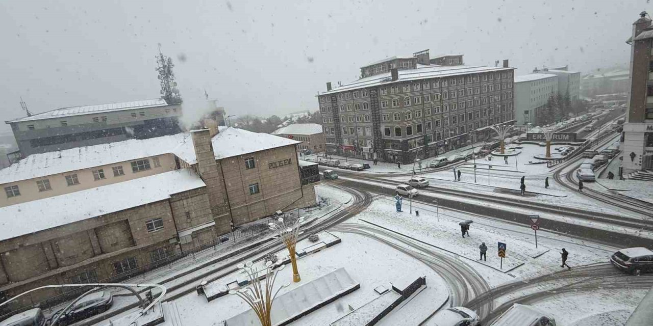 Erzurum’da kar yağışı etkili oluyor