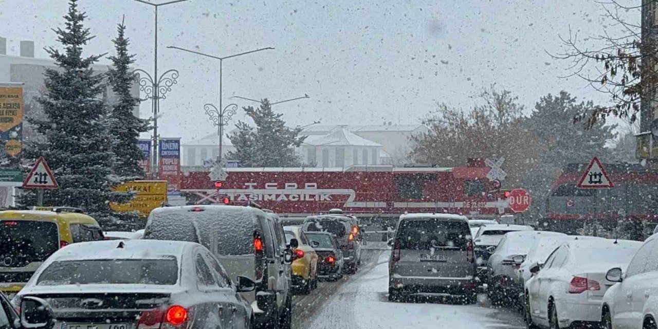 Erzurum’da ulaşıma kar engeli
