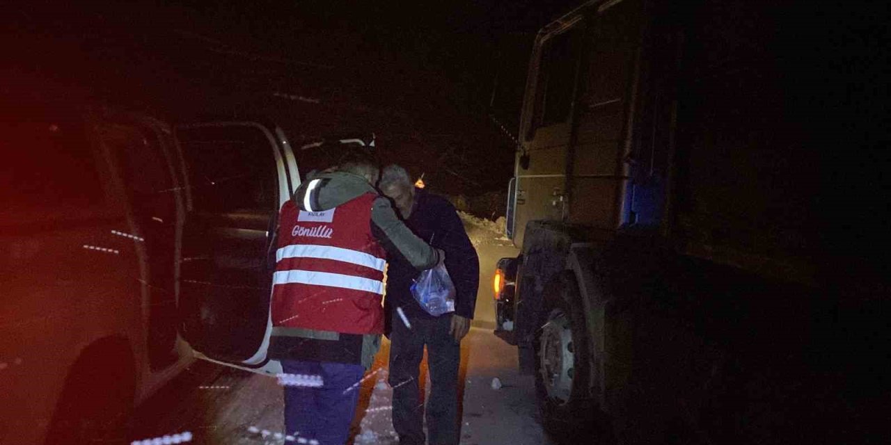 Kar ve tipi nedeniyle Tendürek’te yolda kalanlara Kızılay yardım ulaştırdı