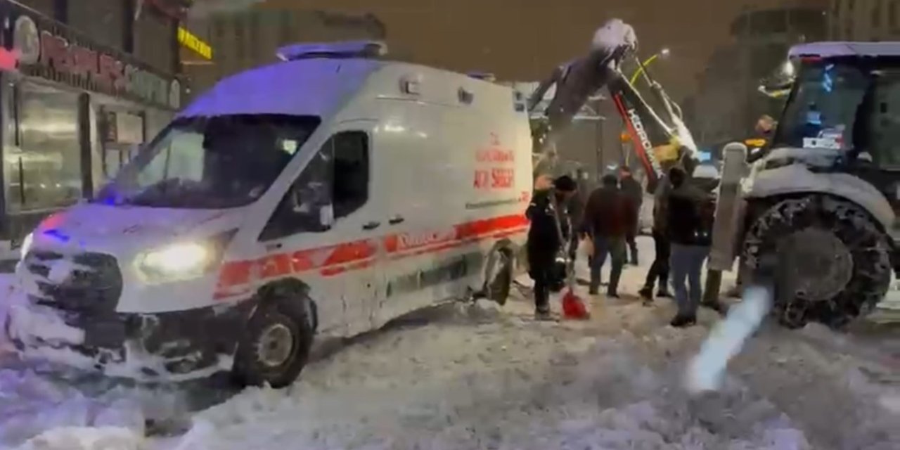 Yüksekova’da kara saplanan ambulansın imdadına karla mücadele ekipleri yetişti