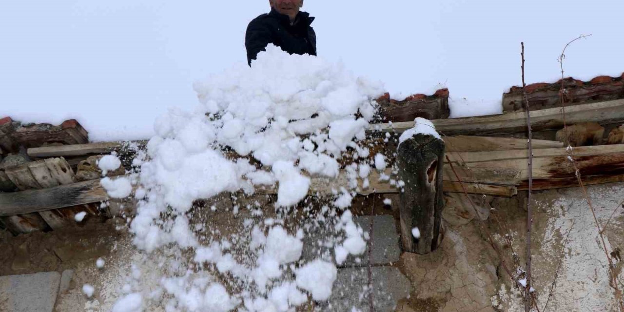 Toprak damlı evlerde yaşayan vatandaşlar baca küreme işine koyuldu