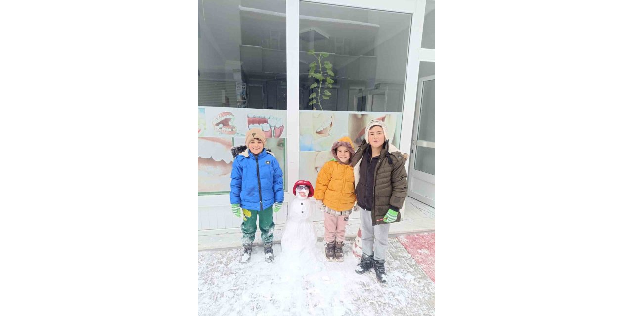 Diyadin’de çocuklar karın tadını kardan adam yaparak çıkardı