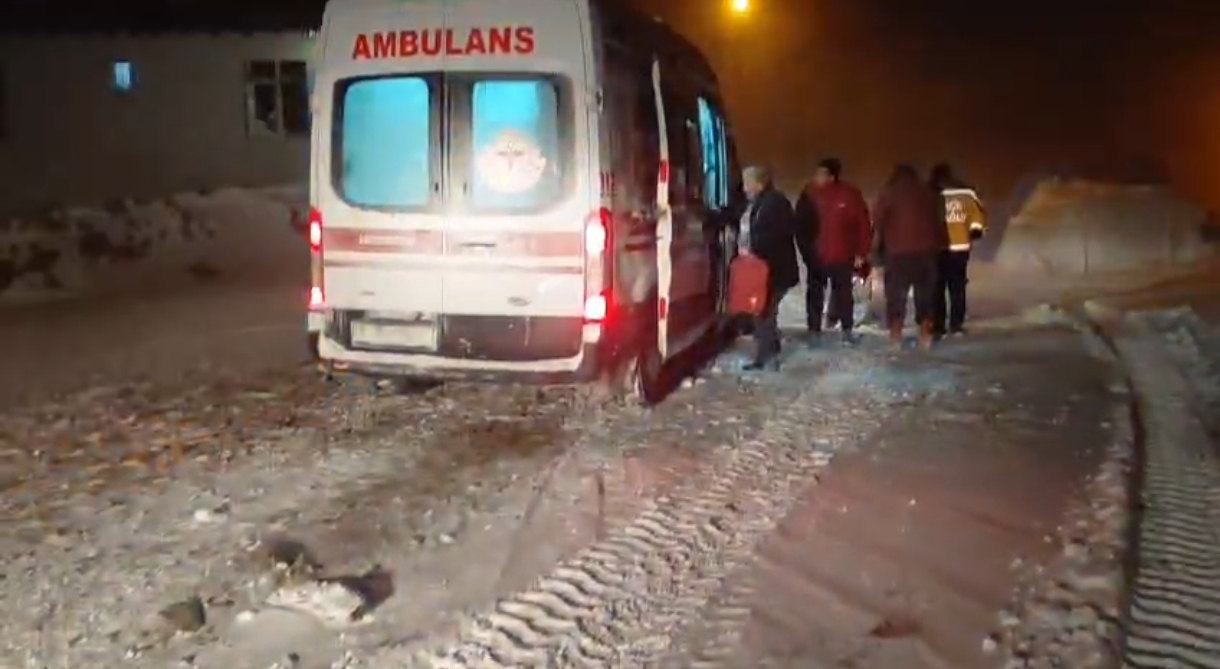 Kars’ta yolu kapanan köyde doğum sancısı çeken kadın hastaneye ulaştırıldı