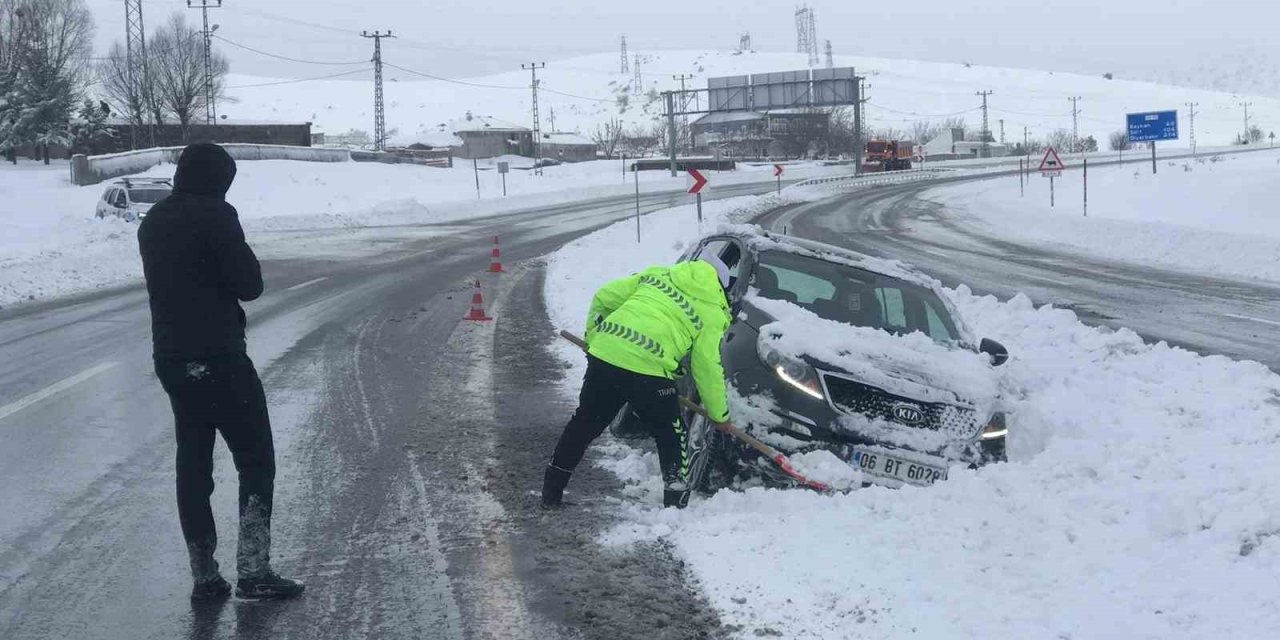 Zorlu kış şartlarında polislerden örnek müdahale