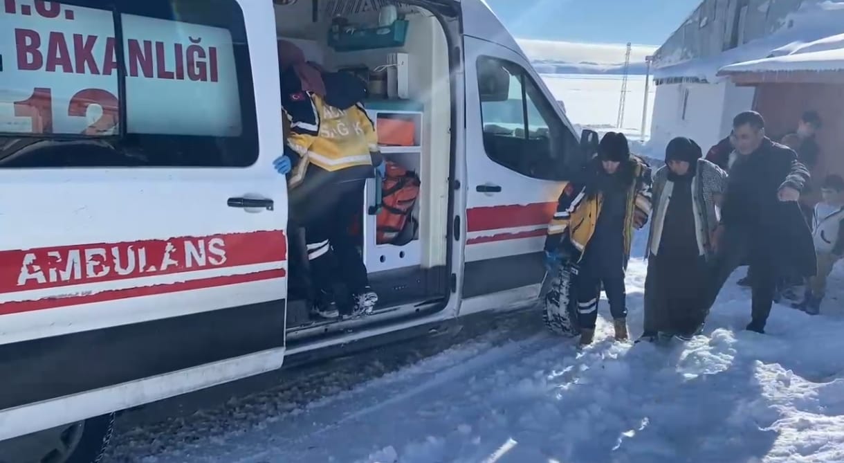 Kars’ta yolu karla kapanan köyde rahatsızlanan kadın hastaneye ulaştırıldı