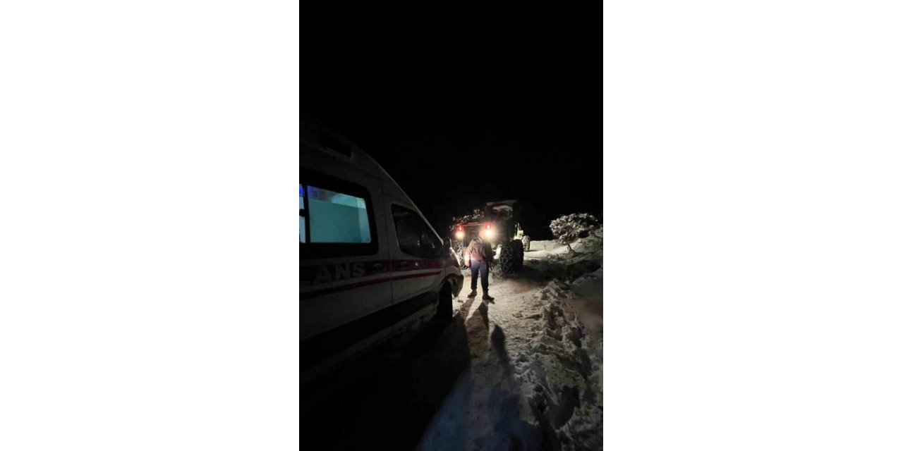 Karda mahsur kalan ambulansı, ekipler kurtardı