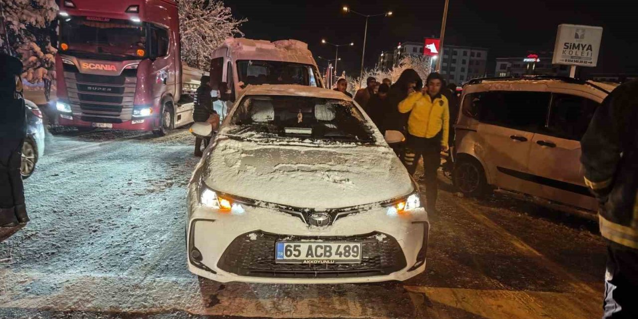 Van’da 4 aracın karıştığı kazada 4 kişi yaralandı