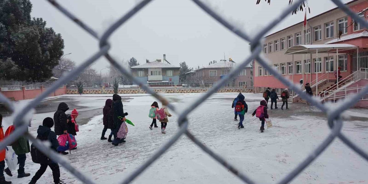 Erzincan güne karla uyandı