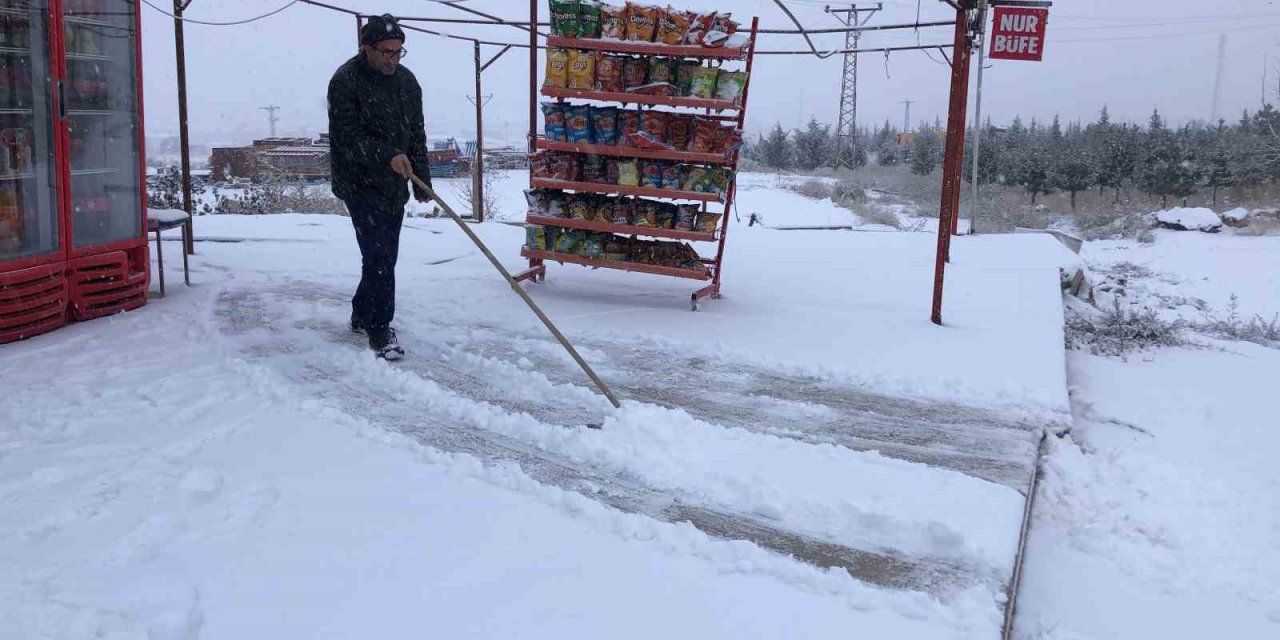 Elazığ’da kar yağışı etkili oldu, kent beyaza büründü