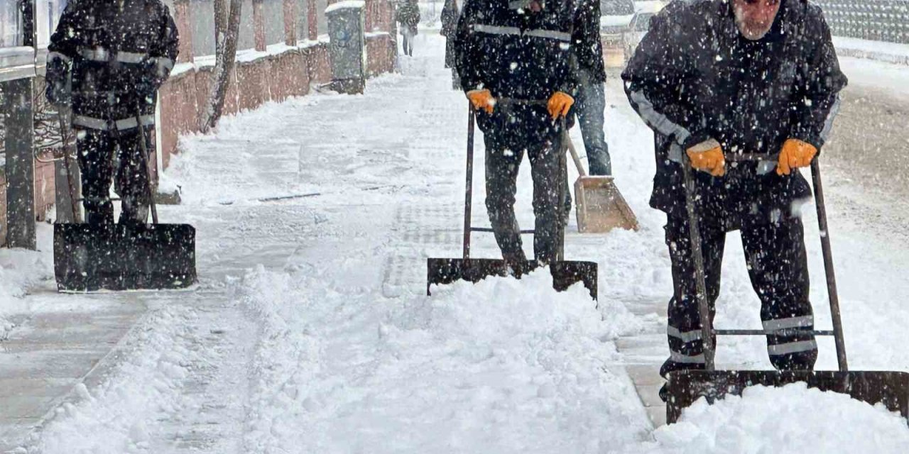 Elazığ’da kar yağışı etkili oldu, belediye ekipleri sahada