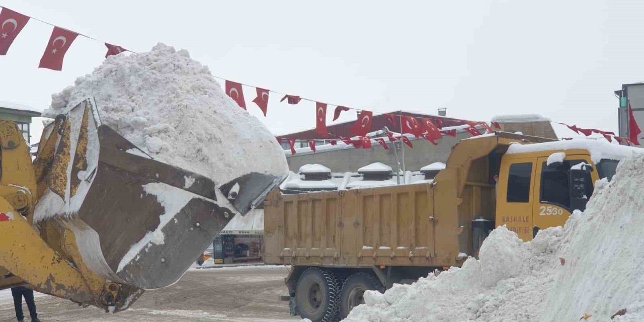 Başkale’de kış sert geçiyor, kar yığınları kamyonlarla ilçe dışına taşınıyor