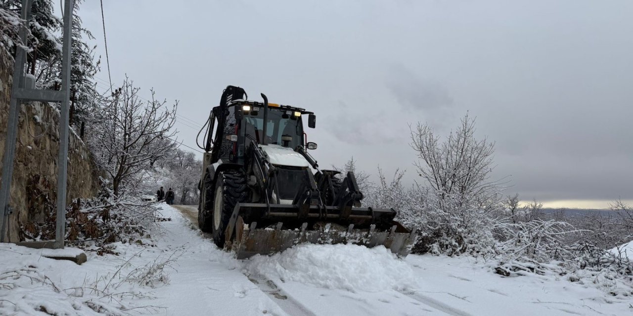 Yeşilyurt Belediyesi karla mücadelede çalışmalarını sürdürüyor