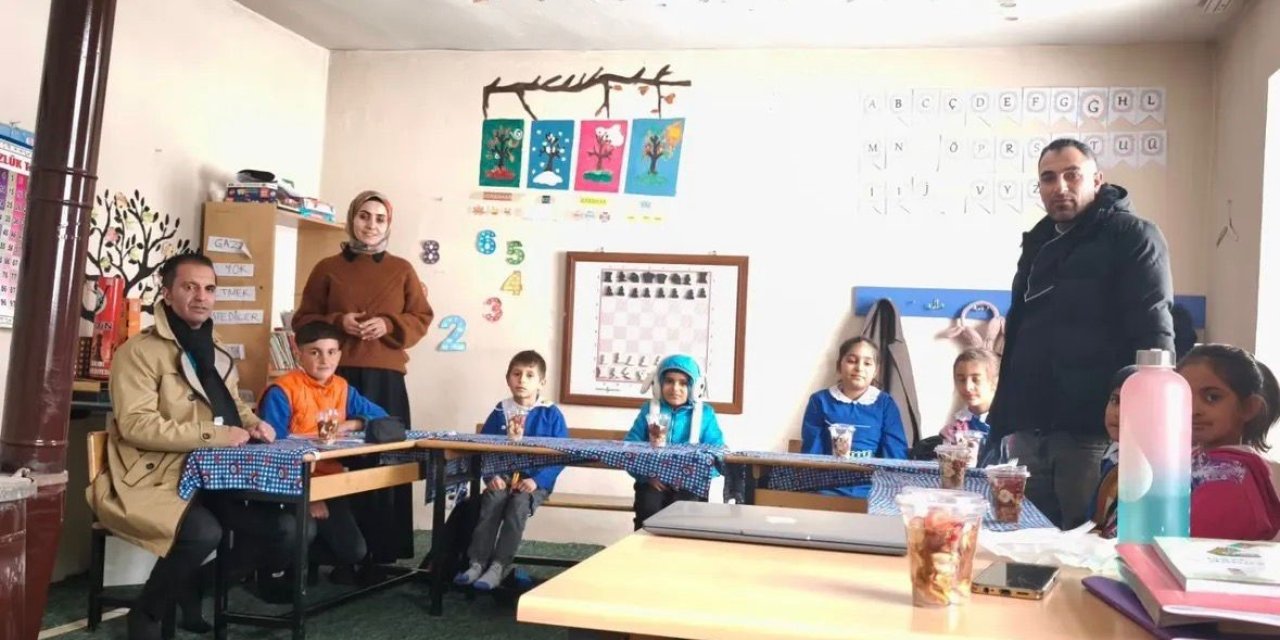 Köy okulu öğrencilerine waffle sürprizi