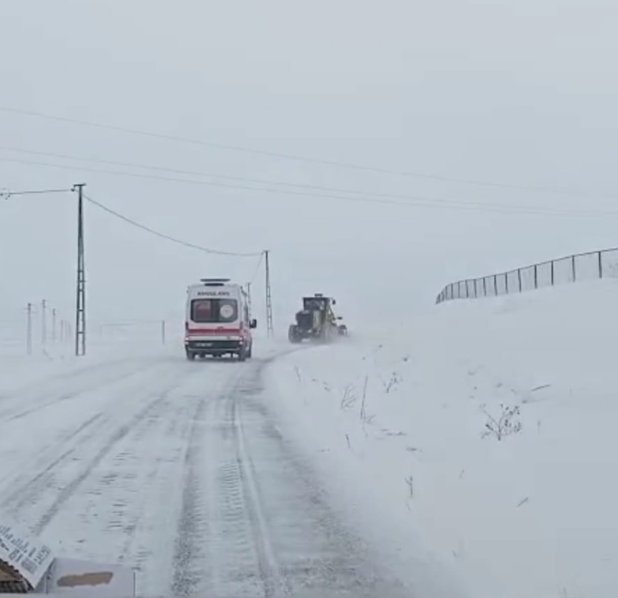 Kars’ta yoğun kar nedeniyle köyde mahsur kalan hasta ekiplerce kurtarıldı