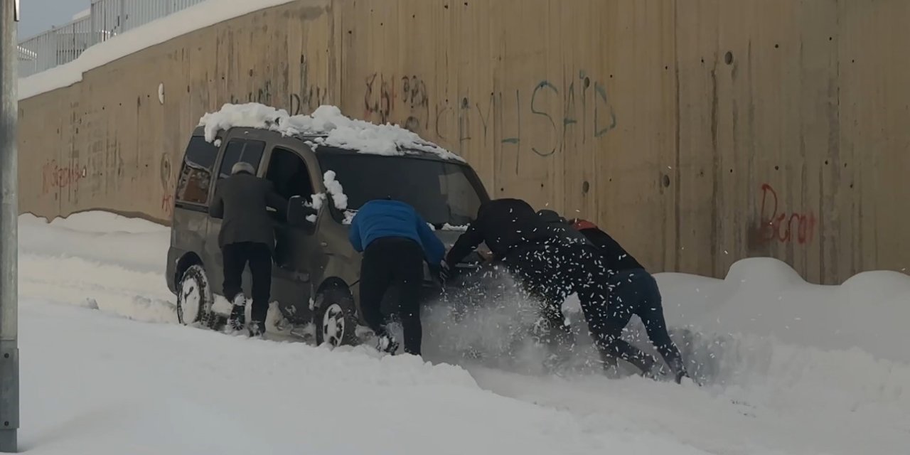 Yüksekova’da kara saplanan araç vatandaşlarca kurtarıldı