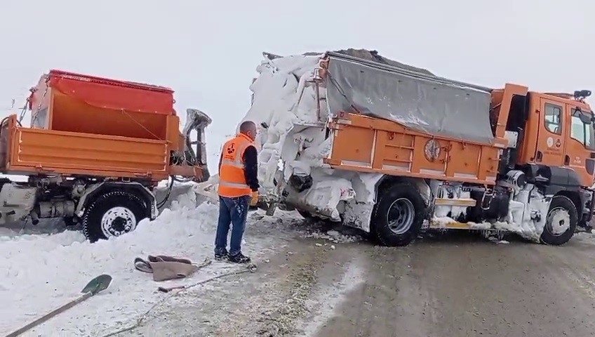 Palandöken geçidinde karla mücadele ekiplerinin nefes kesen mesaisi