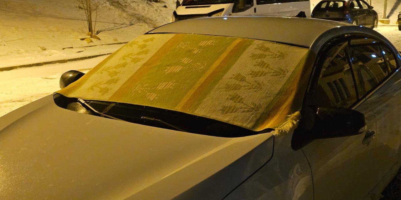 Elazığ’da dondurucu soğuklara karşı araç camları kilimle korunuyor