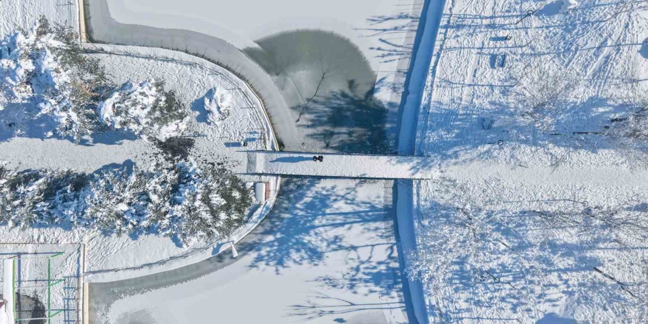 Muş’ta eksi 28 derece: Göletler dondu, çatılarda buz sarkıtları oluştu