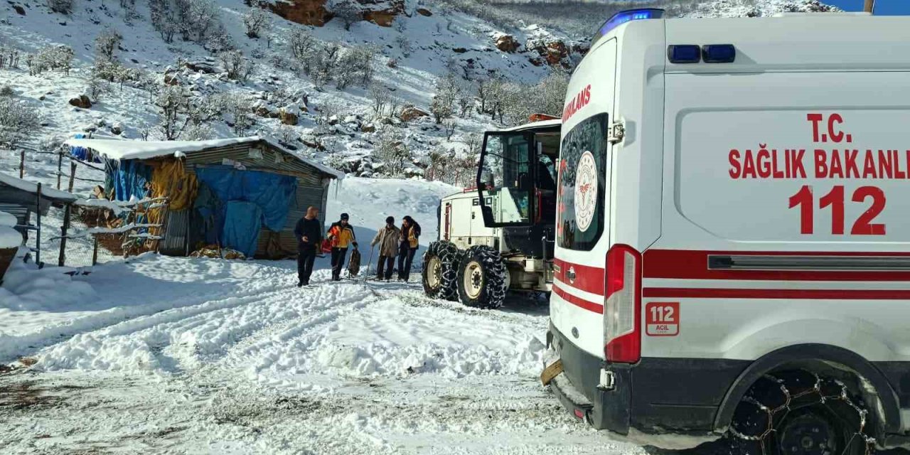 Karla kapanan yollar aşıldı, 2 hasta sağlık ekiplerince hastaneye ulaştırıldı