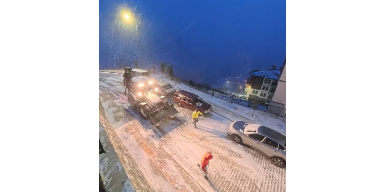 Kemaliye’de karla mücadele çalışmaları aralıksız sürüyor