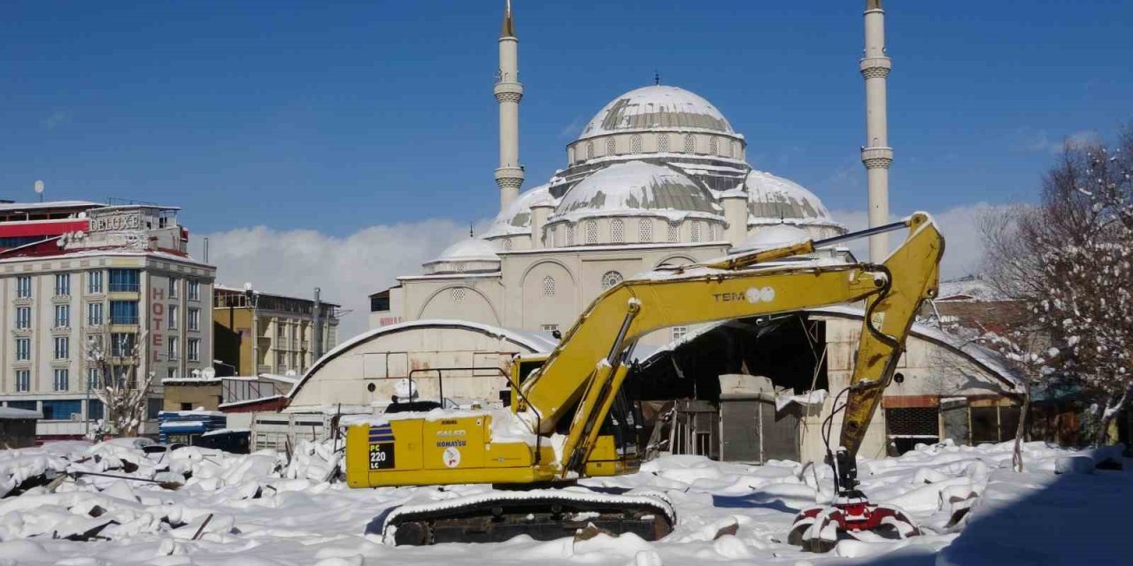 Van’ın 27 yıllık Mısır Çarşısı iki katlı modern arasta oluyor