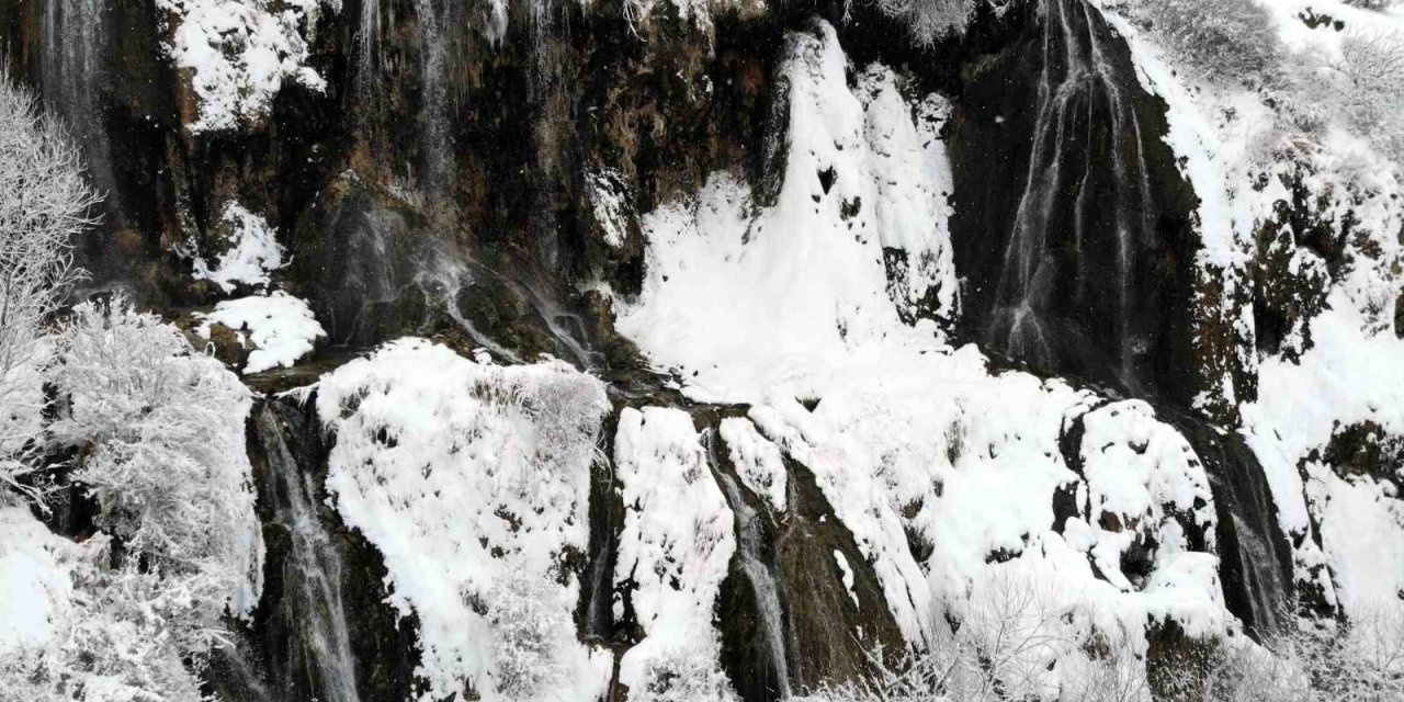 Beyaz gelinliğini giyen Girlevik Şelalesi kışın da göz kamaştırıyor