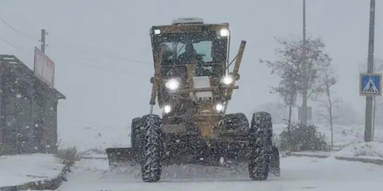 Elazığ’da kar yağışıyla birlikte, belediye ekipleri çalışmalara başladı