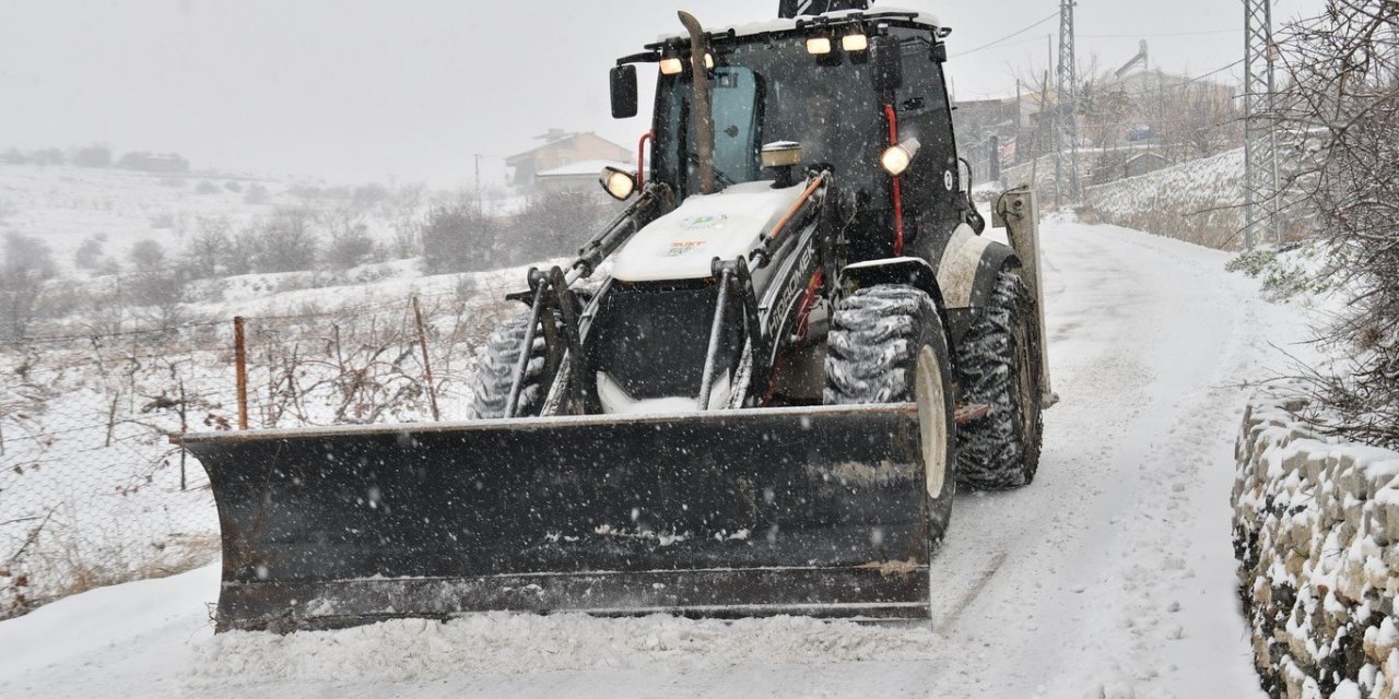 Yeşilyurt’ta karla mücadele aralıksız sürüyor