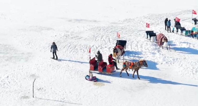 Çıldır gölünde buz üstünde adrenalin ve nostalji buluştu